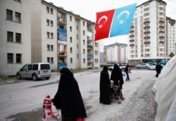 Perempuan pengungsi Uighur di kompleks berpagar di pusat kota Kayseri, Turki, 11 Februari 2015. (Foto: REUTERS/Umit Bektas)