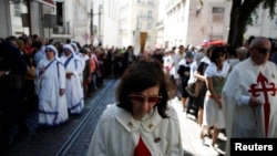 People take part in the St. Anthony procession in Lisbon, Portugal, June 13, 2018.