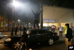 Demonstranti na ulicama Šarlota