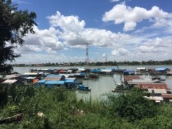 ផ្ទះបែត្រីរបស់ប្រជាពលរដ្ឋវៀតណាមនៅមុខវត្តគ្រួស ក្នុងសង្កាត់សំរោង ខណ្ឌព្រែកព្នៅ រាជធានីភ្នំពេញ កាលពីថ្ងៃទី១៦ ខែមិថុនា ឆ្នាំ២០២១។ (លាស់ លីបលីប/វីអូអេ)