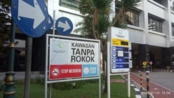 Tanda larangan merokok di kawasan Gedung Kemenkes di Jakarta.(Foto: Sasmito Madrim/VOA)