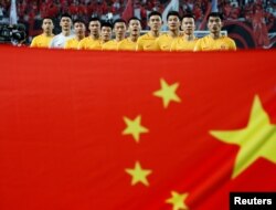 2018 러시아 월드컵 본선 진출을 위한 한국-중국전 경기가 지난 2016년 열린 가운데 중국 축구팀이 경기 전 국가를 따라부르고 있다.