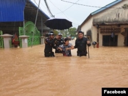 មន្ត្រីប៉ូលិសកំពុងជួយសង្គ្រោះប្រជាពលរដ្ឋពីតំបន់ទឹកលិចដោយសារភ្លៀងធ្លាក់ខ្លាំងដែលបង្កជាទឹកជំនន់ នៅខេត្តព្រះសីហនុ។