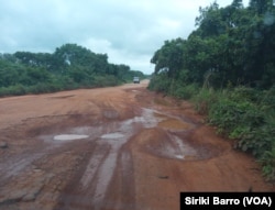 L'état de la route entre Katiola et Tarifé, en Côte d'Ivoire, le 15 juin 2017. (VOA/Siriki Barro)