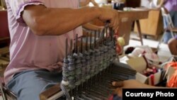 Pasien RSJ Dr. Radjiman Wediodiningrat sedang membuat kerajinan tangan (foto Istimewa),