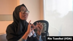 Isro Ayu Permata Sari dari Gerakan untuk Kesejahteraan Tunarungu Indonesia (Gerkatin) Kepemudaan berbicara kepada VOA, Sabtu, 22 Juni 2019. (Foto: Rio Tuasikal/VOA)