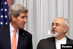 美国国务卿克里和伊朗外长扎里夫在会谈前（2015年3月16日）