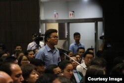 និស្សិតសួរសំណួរទៅកាន់លោកបណ្ឌិត មហាធា មហាម៉ាត់ (Mahathir Mohamad) នាយករដ្ឋមន្ត្រីម៉ាឡេស៊ី នៅសាកលវិទ្យាល័យភូមិន្ទភ្នំពេញ ក្នុងកិច្ចសន្ទនារពិសេសស្តីអំពី «ការរក្សាតុល្យភាពទំនាក់ទំនងជាមួយប្រទេសមហាអំណាចនៅក្នុងបរិបទអាស៊ាន» កាលពីថ្ងៃទី០២ ខែកញ្ញា ឆ្នាំ២០១៩។ (Facebook/Royal University of Phnom Penh)