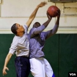Presiden Barack Obama berusaha memblok tembakan saat bermain basket (foto dokumentasi).