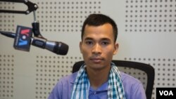 លោក ហង្ស វិទូ​ ប្រធាន​ក្រុម​អ្នក​វិភាគ​វ័យក្មេង​ នៅក្នុង​ស្ទូឌីយូ​ VOA​ ក្នុង​រាជធានី​ភ្នំពេញ​ កាល​ពី​ថ្ងៃ​ទី​ ២១​ ខែ​មីនា​ ឆ្នាំ​២០១៧។ (ហ៊ាន សុជាតា/VOA)