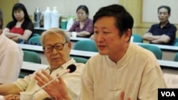 北京历史学者章立凡(前排右侧) (美国之音张楠拍摄)