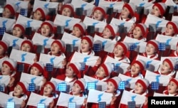 2018 평창동계올림픽 참석을 위해 한국을 방문한 북한 응원단이 9일 강원도 평창의 올림픽스타디움에서 한반도기를 들고 개막식 시작을 기다리고 있다.