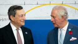 Italijanski premijer Mario Dragi pozdravlja se sa britanskim princom Čarlsom na samitu G-20 u Rimu, 31. oktobra 2021.