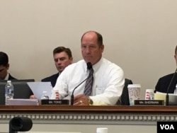 亚太小组委员会主席约霍 (美国之音钟辰芳拍摄)