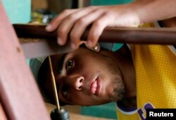 Ricky Eaton, 16, sedang membuat kursi di sekolah kejuruan di Pulau Penikese, Juni 2005.