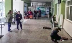 Para penyelidik tengah memeriksa lokasi penembakan di dalam gedung universitas Perm, 20 September 2021. (Komite Investigasi Rusia via AFP)