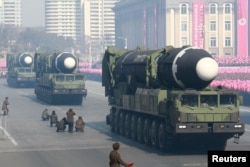 Arhiva - Interkontinentalna balistička raketa tokom vojne parade povodom proslave 70. godišnjice Korejske narodne armije na Skveru Kim Il Sunga, u Pjongjangu, na fotografiji koju je objavila severnokorejska Centralna novinska agencija (KCNA), 9. februara 2018.