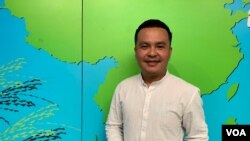 លោក អួង សូរិយា អ្នកចម្រៀង និងអ្នកនិពន្ធចម្រៀងមិនចម្លងគេ នៅទីស្នាក់ការ VOA ក្នុងរដ្ឋធានីវ៉ាស៊ីនតោន កាលពីថ្ងៃទី ៣០ ខែមេសា ឆ្នាំ ២០១៩។ (សឿន វឌ្ឍនា/VOA)