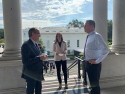 Specijalni savetnik predsednika SAD za dijalog Srbije i Kosova Ričard Grenel dočekuje premijera Kosova Avdulaha Hotija, pred sastanak sa predsednikom Srbije Aleksandrom Vučićem, ispred Bele kuće, u Vašingtonu, 3. septembra 2020. (Foto: Tviter nalog Saveta za nacionalnu bezbednost SAD)