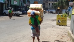 Fenomena buruh gendong di pasar2 tradisional di Solo dan banyak kota lain di Indonesia. (Foto: VOA/Yudha Satriawan)