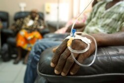 Para pasien kanker di ruang kemoterapi di Rumah Sakit Pendidikan Korle Bu di Accra, 24 April 2012. (Foto: Reuters)