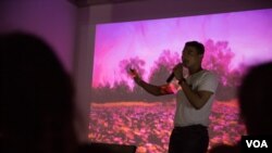 លោក គង់ ស៊ីដែន​ អ្នកថតរូប ​កំពុង​ធ្វើ​បទ​បង្ហាញ​អំពី​គោលបំណង​នៃ​ការ​ថត​រូប​ដែលមាន​ចំណង​ជើង​ថា «ខាងក្នុងផ្លាស្ទិច» ដោយ​រៀបរាប់អំពី​ប្លាស្ទិច​កំពុង​គ្របដណ្តប់​លើ​បរិស្ថានក្នុង​ប្រទេស​កម្ពុជា ​ក្នុង​កម្មវិធី ពិធី​បុណ្យគ្មានផ្លាស្ទិច ដែល​ធ្វើ​ឡើង​ក្នុង​រាជធានី​ភ្នំពេញ នៅ​ថ្ងៃទី​២០ ខែកក្កដា ឆ្នាំ​២០១៩។ (កាន់ វិច្ឆិកា/VOA)