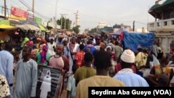 Les fidèles convergent vers la Grande Mosquées de Touba, Sénégal, 8 novembre 2017. (VOA/Seydina Aba Gueye)