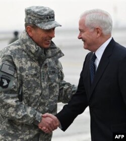 Deyvid Petreus va Robert Geyts Afg'onistondan chiqishdan shoshmagan ma'qul, deydi