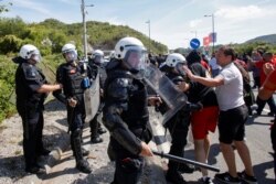 Demonstranti viču na policiju tokom protesta protiv ustoličenja mitropolita Joanikija, u Cetinju, Crna Gora, 4. septembra 2021. (Foto: Rojters, Stevo Vasiljević)