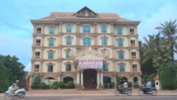 សណ្ឋាគារ​ជា​ច្រើនបាន​បិទ​ទ្វារ​ ផ្អាក​ដំណើរ​ការ​ក្នុង​អំឡុង​វិបត្តិ​សេដ្ឋកិច្ច ដែល​កើតឡើង​ដោយ​សារ​ការ​រីករាល​ដាល​នៃ​ជំងឺ​កូវីដ១៩ នៅខេត្ត​សៀមរាប​។​ (ផន​ បុប្ផា/វីអូអេ)