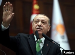 Predsednik Turske Tajip Erdogan obraća se članovima parlamenta iz njegove vladajuće partije AK tokom sastanka u prostorijama parlamenta u Ankari, Turska, 16. januara 2018.