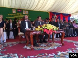 ឯកអគ្គរដ្ឋទូត​អាល្លឺម៉ង់និង​លោក​ឧបនាយករដ្ឋមន្ត្រី​ សុខ អាន ចូល​រួម​នៅ​ក្នុង​ពិធី​សម្ពោធ​បូជនីយដ្ឋាន​ថ្មី​មួយ​នៅ​សារមន្ទីរ​ប្រល័យ​ពូជសាសន៍​ទួល​ស្លែង​ក្នុង​រាជធានី​ភ្នំពេញ​កាល​ពី​ថ្ងៃ​ព្រហស្បតិ៍​ទី​២៦ ខែ​មីនា ឆ្នាំ​២០១៥។ (ប៉ូច រាសី/VOA)