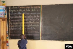 A schoolboy in Alieu Samb primary school leads a reading lesson in French. Dakar, Senegal, Dec. 7, 2017. (Photo: S. Christensen for VOA)
