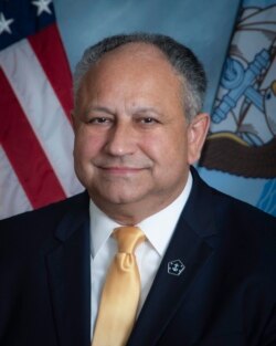 카를로스 델토로 미 해군장관