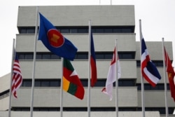 Bendera terlihat di luar gedung sekretariat Perhimpunan Bangsa-Bangsa Asia Tenggara (ASEAN), menjelang pertemuan para pemimpin ASEAN di Jakarta, 23 April 2021. (Foto: REUTERS/Willy Kurniawan)