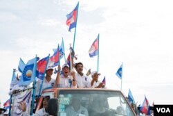 ទិដ្ឋភាព​ទូទៅ​ថ្ងៃ​ដំបូងនៃយុទ្ធនាការ​ឃោសនា​រក​សំឡេងឆ្នោត​របស់​គណបក្សសង្គ្រោះ​ជាតិ​ ​ដែលមាន​សកម្មជន​ និង​អ្នកគាំទ្រជា​ច្រើន​ពាន់នាក់​ចូលរួម នៅរាជ​ធានីភ្នំពេញ​ ថ្ងៃទី​ ២០​ ខែ​ឧសភា​ ឆ្នាំ២០១៧។ (ខាន់​ សុគុំ​មនោ​/ VOA)