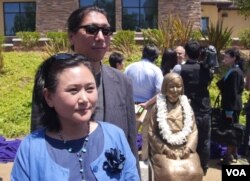 设计慰安妇塑像的韩国夫妇（美国之音国符拍摄）
