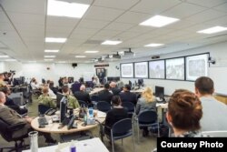 美国国防情报局创新主任博尔登2017年8月2日在华盛顿总部宣布“业界日“人工智能与机器学习报告会开始。（图片由国防情报局提供）