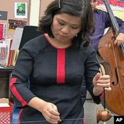 Vietnamese musician demonstrates Bau at a California high school