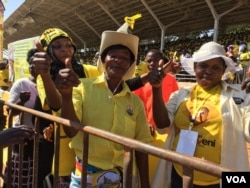 Supporters of President Yoweri Museveni await his arrival at a rally in Kisaasi, a suburb of Kampala, Uganda, Feb. 16, 2016. (Photo: J. Craig / VOA )