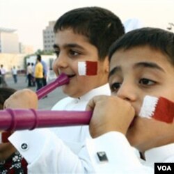 Anak-anak Qatar meniup vuvuzela untuk merayakan terpilihnya Qatar sebagai tuan rumah Piala Dunia 2022.