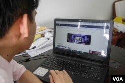 បុរសម្នាក់បើកគេហទំព័រ ​Khmerload.com​ ក្នុង​រាជធានី​ភ្នំពេញ​ កាល​ពី​ថ្ងៃទី​១៥​ ខែ​មិនា​ ឆ្នាំ​២០១៧។ (ហ៊ាន សុជាតា/VOA)