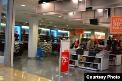 A store in Virginia offers 75% off original prices store-wide as part of big holiday season discounts in the United States, Nov. 24, 2016. (Photo: Diaa Bekheet)