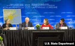 렉스 틸러슨 미국 국무장관이 16일 캐나다 밴쿠버 컨벤션센터에서 열린 '한반도 안보 및 안정에 관한 벤쿠버 외교장관회의'에서 발언하고 있다. 왼쪽부터 강경화 한국 외교장관, 틸러슨 장관, 크리스티아 프릴랜드 캐나다 외교장관, 고노 다로 일본 외무상.