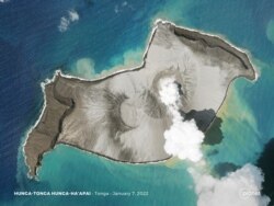 Gambar Planet SkySat menunjukkan kepulan asap dari gunung berapi bawah laut Hunga Tonga-Hunga Ha'apai beberapa hari sebelum letusannya pada 15 Januari, di Hunga Tonga-Hunga Ha'apai, Tonga, 7 Januari 2022. (Foto: Planet Labs PBC via REUTERS)