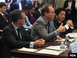 美国企业研究所亚洲研究主任卜大年 (美国之音钟辰芳拍摄)