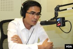 លោក ឌី ខាំបូលី នាយក​សាលា​ប្រល័យ​ពូជសាសន៍​ ជម្លោះ​ និង​សិទ្ធិ​មនុស្ស​ នៃ​វិទ្យាស្ថាន​ស្លឹករឹត​ចូល​រួម​ពិភាក្សា​ប្រធានបទ៖ «ខួប​ទី​៤០៖ សារៈសំខាន់​នៃ​ការ​រៀន​ប្រវត្តិសាស្ត្រ​ខ្មែរ​ក្រហម​សម្រាប់​កូន​ខ្មែរ​ជំនាន់​ក្រោយ»​ ក្នុង​កម្មវិធី​សំឡេង​ជំនាន់​ថ្មី (Hello VOA) ​កាល​ពី​ថ្ងៃ​ច័ន្ទ ទី​២០ ខែ​ឧសភា ឆ្នាំ​២០១៥។ (លឹម សុធី/VOA)