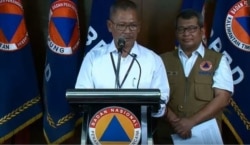 Juru Bicara Pemerintah untuk Penanganan Virus Corona Achmad Yurianto (depan) dan Kepala Pusat Data Informasi dan Humas BNPB Agus Wibowo saat menggelar konferensi pers di Gedung BNPB Jakarta, Selasa, 17 Maret 2020. (Foto: VOA/Sasmito)