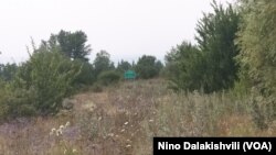 ეგრეთ წოდებული "საზღვრის აღმნიშვნელი" ბანერი ახრისში