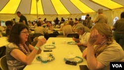 Parents of Cambodian adoptees enjoy Cambodian foods under a big yellow tent during the Cambodian Heritage Camp at Snow Mountain Range, Colorado in July 2017. (Poch Reasey/VOA Khmer)